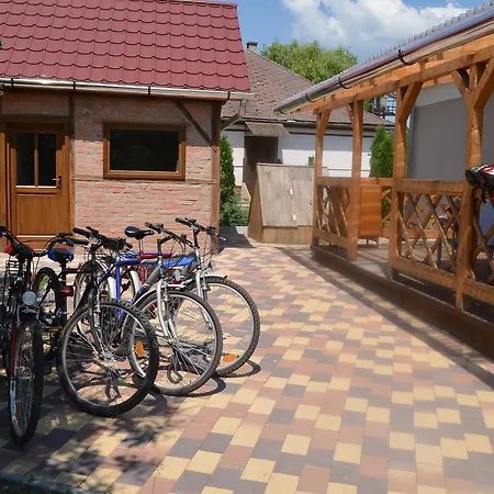 Oeroemvoelgy Vendeghaz Guest house *