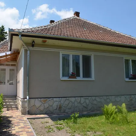 Oeroemvoelgy Vendeghaz Guest house